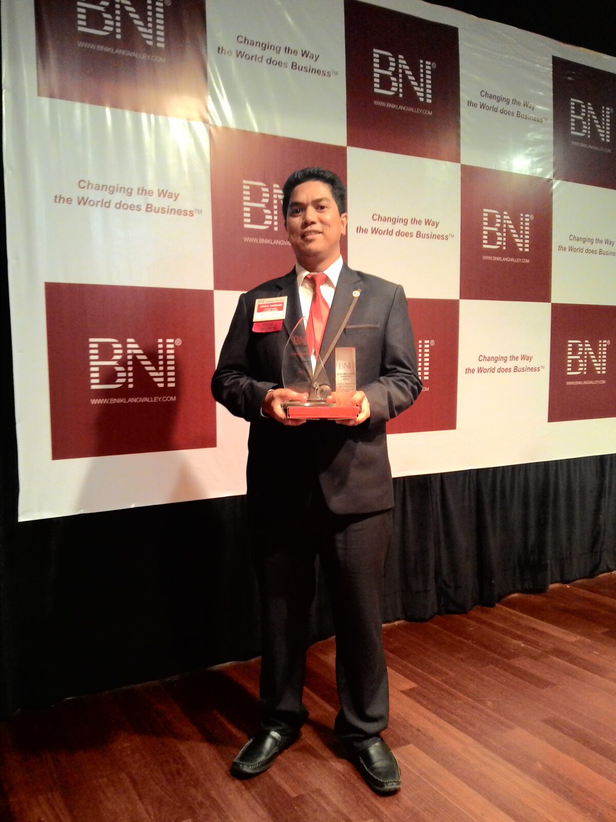 Azizul Marhan bersama anugerah BNI 2014